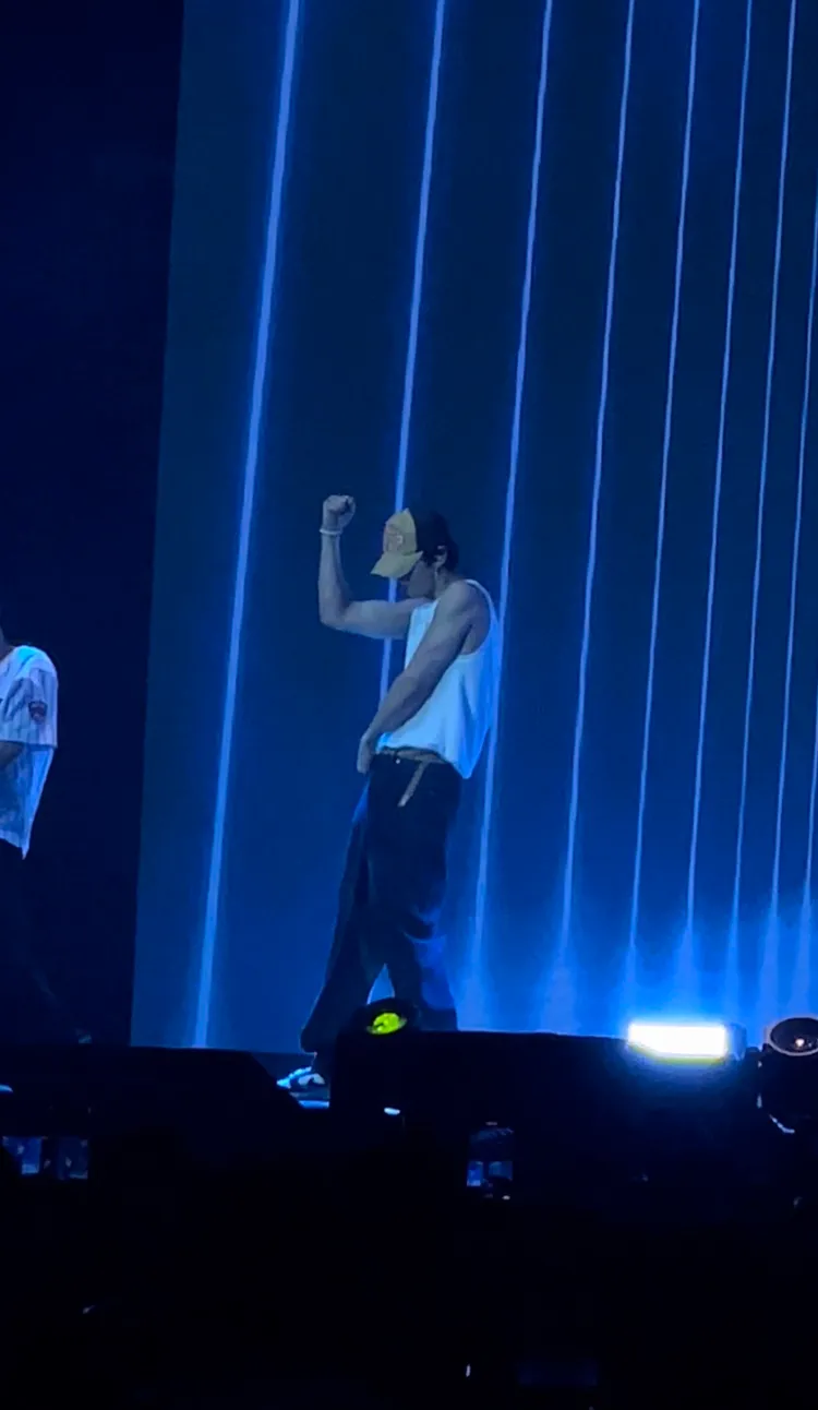 安孝燮脫掉外套，熱舞太陽的《Vibe》。讀者提供