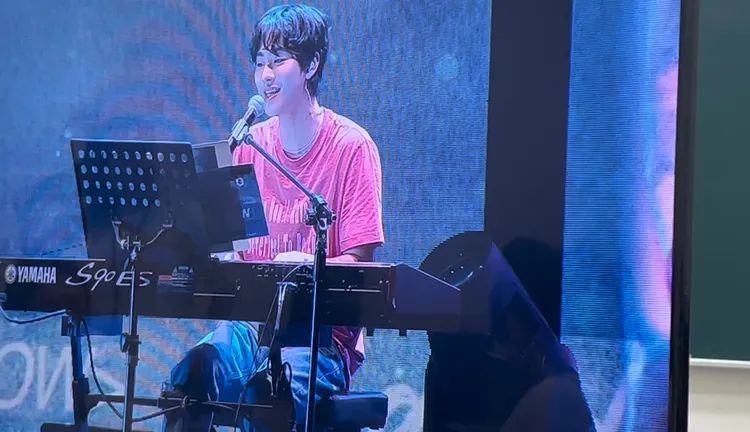 安孝燮自彈自唱keyboard秀琴藝。讀者提供