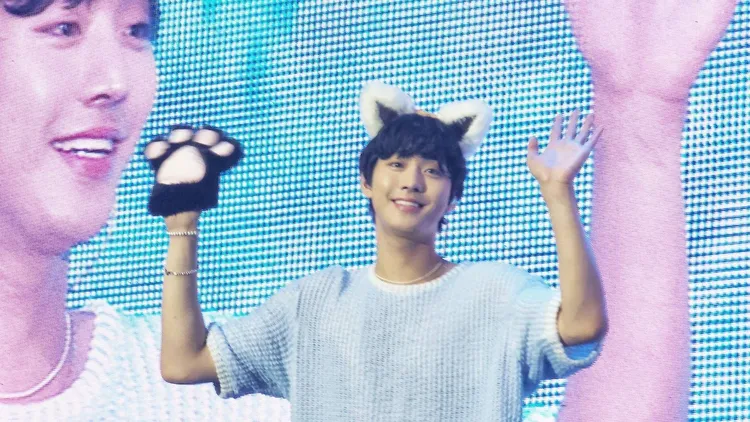 安孝燮戴上貓耳朵賣萌。讀者提供