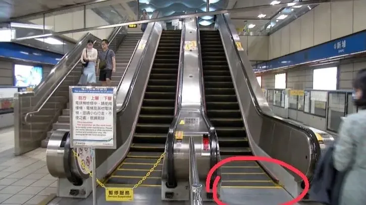 發文者抱怨，很多旅客會突然停留在電扶梯出口處(紅圈處)，恐導致後方的人跌倒。翻攝自論壇Dcard
