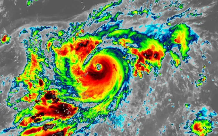 粉專指出，蘇拉颱風增強為強烈颱風，已達第一次巔峰。翻攝自臉書「台灣颱風論壇｜天氣特急」