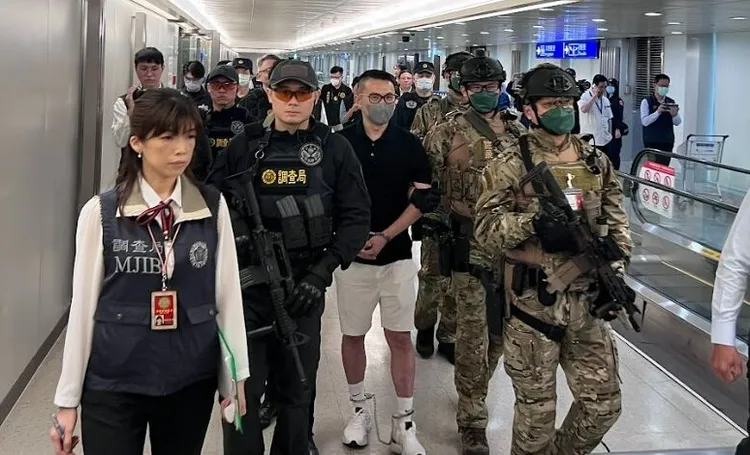 郭哲敏由警方荷槍實彈押解回台。翻攝畫面