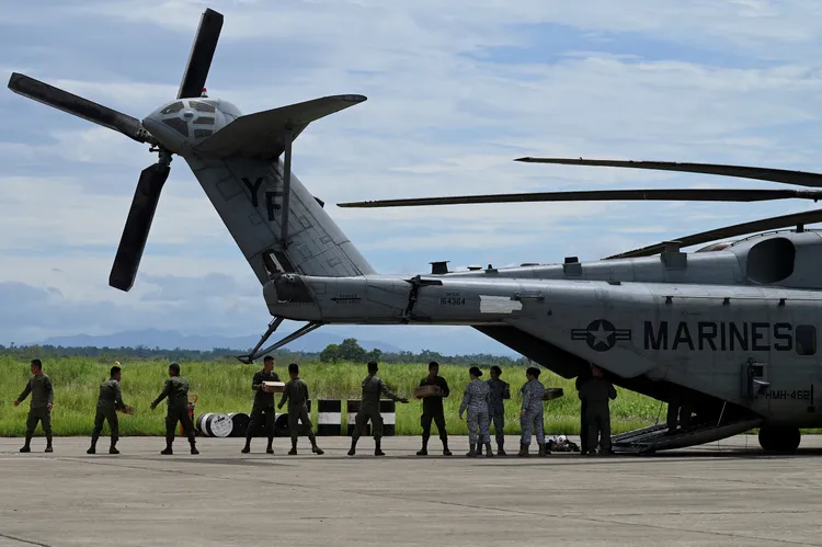 美軍本月3日於菲律賓拉爾洛機場（Lal-lo），從一架美軍CH-53運輸直升機上裝卸物品。路透社