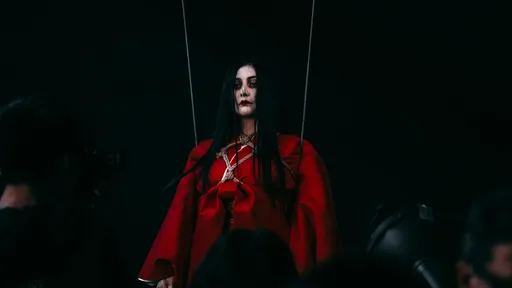 何超儀「全身綑綁」倒吊拍電影海報 成果太驚悚遭禁止宣傳