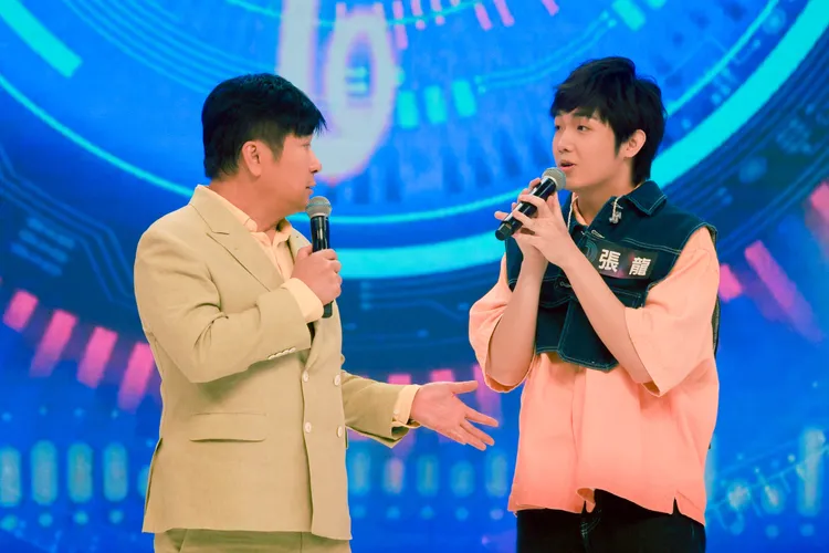 胡瓜（左）訪問選手張龍學緬甸語。民視提供