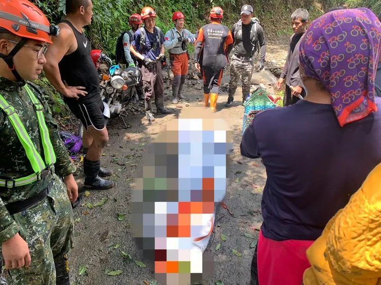 搜救人員將林男遺體送出。民眾提供