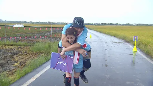 阿弟護妻不慎扭傷腰 Mei背夫患難見真情惹哭網友