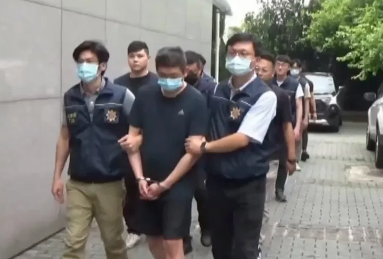 警方將黃等4人送辦。翻攝畫面