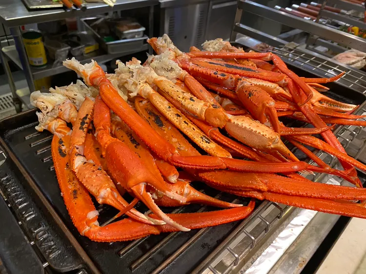 火烤蒜香奶油松葉蟹。陳怡文攝