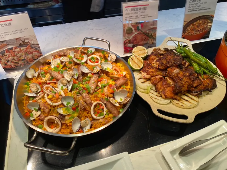 西班牙海鮮燉飯、卡布里雅香辣烤雞。陳怡文攝