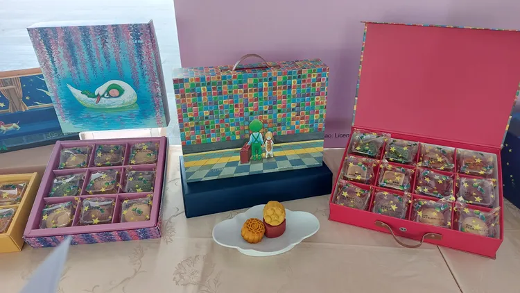 今年喜憨兒禮盒圖面，選自幾米繪本《忘記親一下》中的經典場景。凃建豐攝