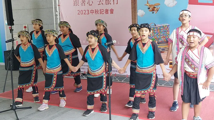 桃源國小學童擔任開場歌唱表演，天籟之音獲得熱烈的掌聲。凃建豐攝