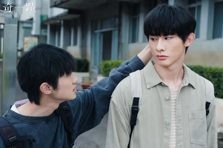 《奇蹟》演員姜典（左）和林毓桐獲評「演技很自然」。八大提供