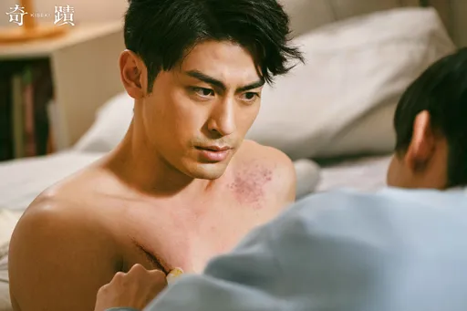 BL劇《奇蹟》雙帥相遇從「撿10塊」展開 硬將沾血刀塞他手中