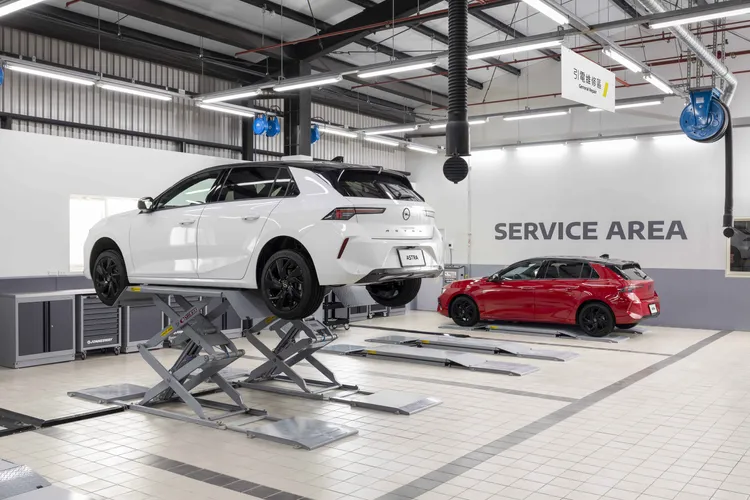 售後服務空間設置多個工位，其中包括6部專業級頂高機工作位、診斷智能工作位、電動車輛工作位等配置。業者提供
