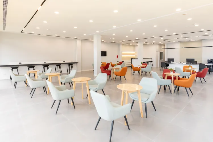 Opel桃園旗艦展示暨服務中心大面積落地窗為展區帶來良好採光，寬敞明亮的客戶休憩區以及獨立專屬交車室。業者提供