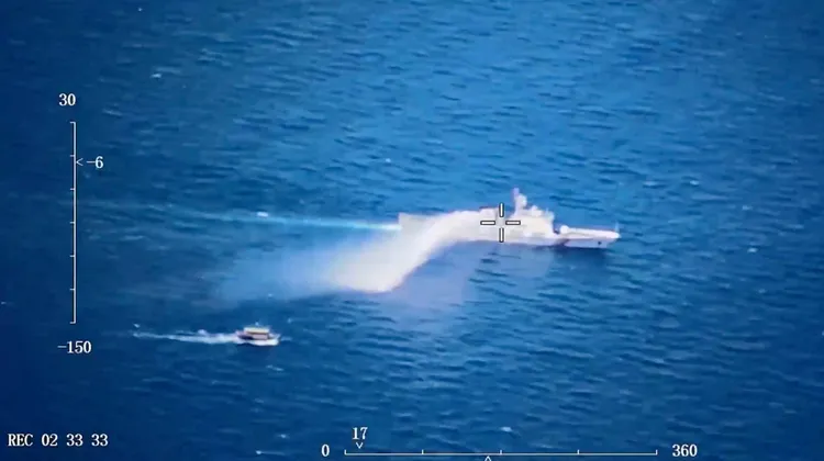 中國海警5日朝菲律賓補給船發射水砲。資料照片