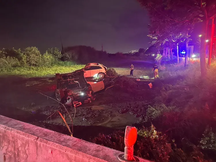 2車翻落路旁空地。讀者提供