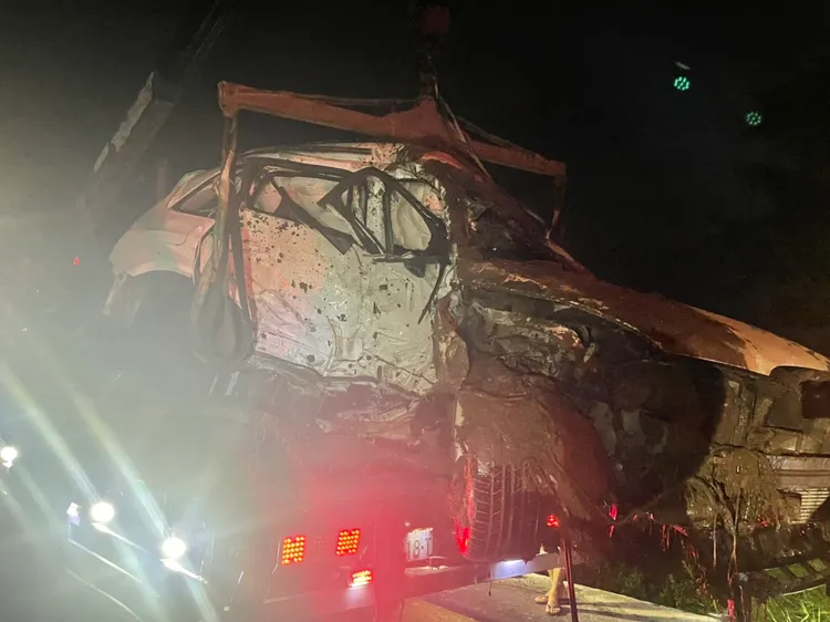 轎車受損嚴重，顯見當時衝擊力之大。讀者提供