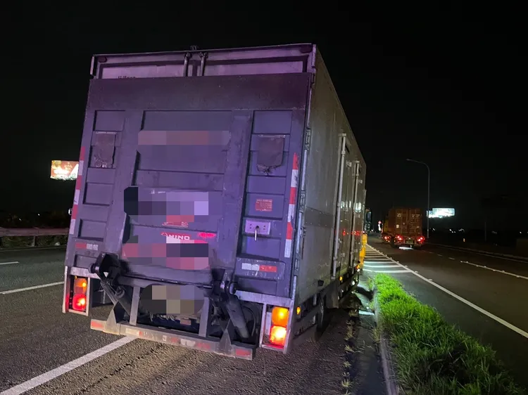 車禍發生後，大貨車停靠路肩配合調查。警方提供