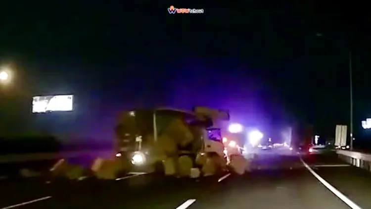 物流車失控翻滾，車上貨物跟著甩出。翻攝自WoWtchout地圖型行車影像分享平台