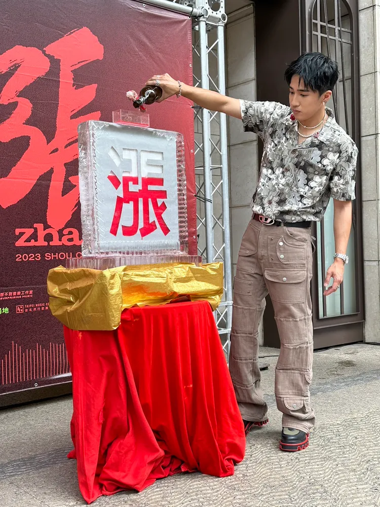 婁峻碩用顏料在冰塊倒出「上漲」。林丞偉攝