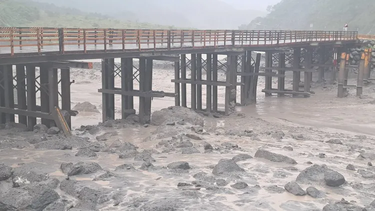 土石流造成便橋防撞樁沖毀流失以及3根立柱受損。公路總局提供
