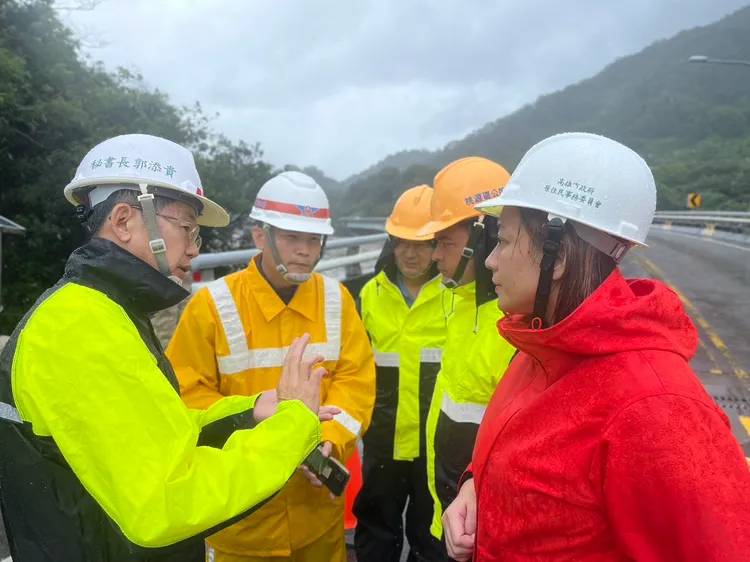 高市府秘書長郭添貴(左1)、高雄市原民會主委阿布斯(右1)前往勘災。原民會提供