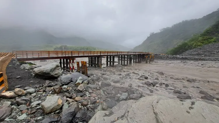 明霸克露橋鋼便橋封閉，將搶通便道因應。公路總局提供