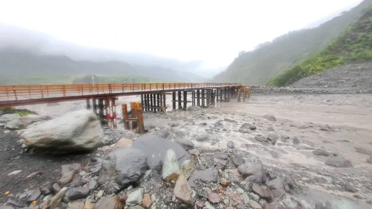 玉穗溪可見多顆直徑6至8公尺以上的巨石。公路總局提供