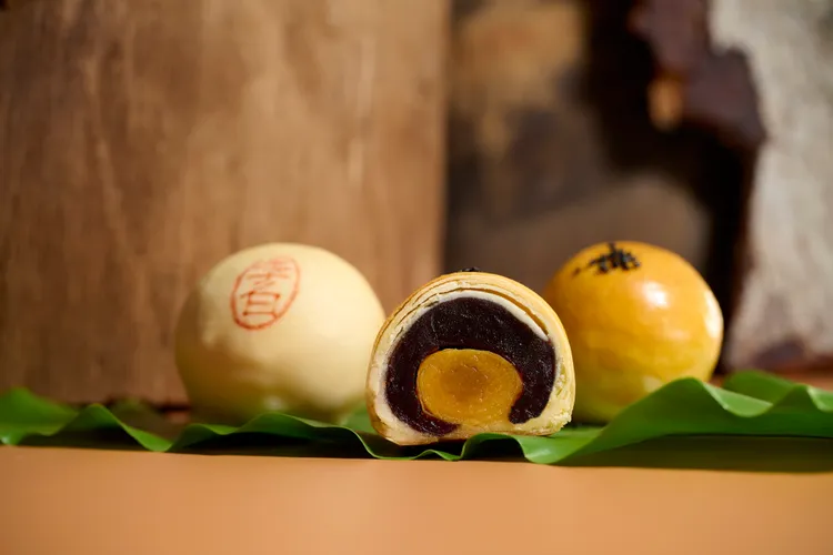 蛋黃酥和綠豆椪。舊振南提供