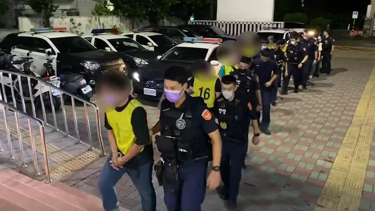主辦2嫌、開趴10嫌，均被帶回警分局偵辦。警方提供