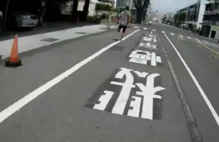 男子心虛落跑。讀者提供