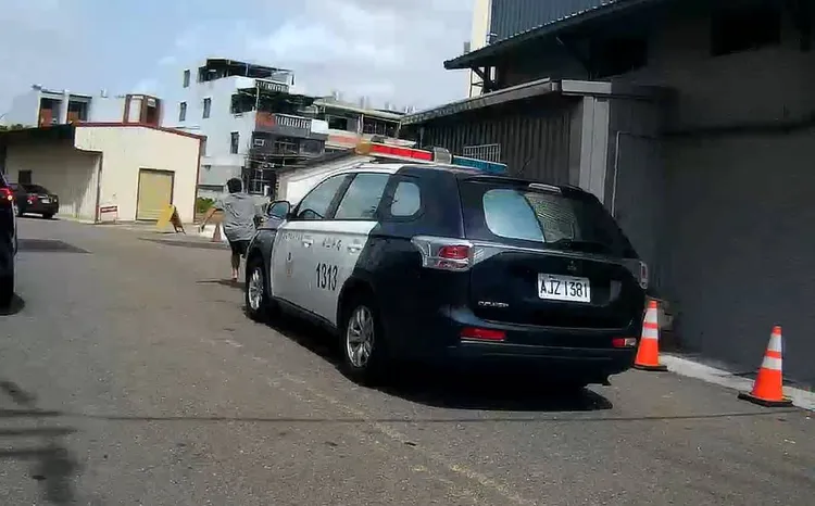 員警、警車分頭追捕。讀者提供