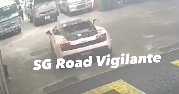 洗車場小弟只開了超跑藍寶堅尼約1秒，就撞進對面的車行。翻攝臉書SGRV