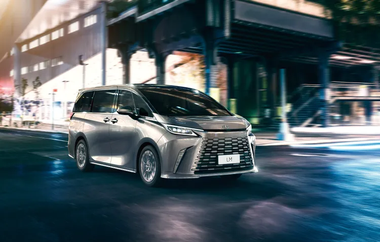 活動期間LEXUS在晶華一樓中庭展出全新大改款LM。晶華提供