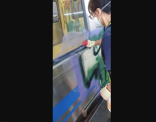 北捷也遭怪客入侵!2人闖北投機廠塗鴉電聯車 最高罰1百萬元
