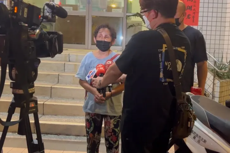 王女遭到小兒子毆打。翻攝畫面