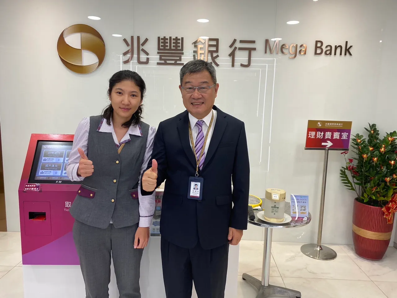 兆丰银行敦南分行孙经理（右），行员梁逸慈（左）协助警方阻诈。翻摄画面