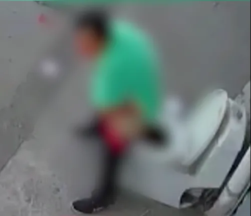 中國大媽衛浴店馬桶當眾解放 網諷:沒隨地便溺有進步?