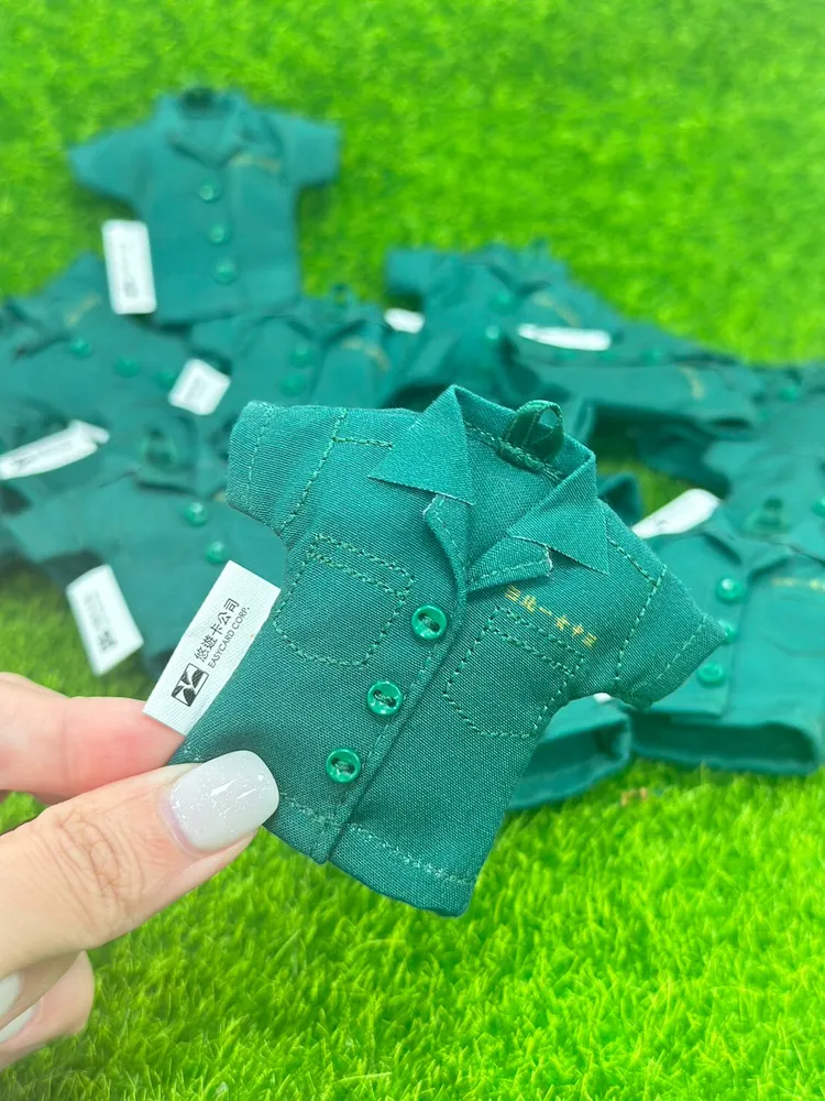 小綠綠制服悠遊卡布質仿真，下周一(8/14)起在7-ELEVEN iBon及博客來開放預購。悠遊卡公司提供