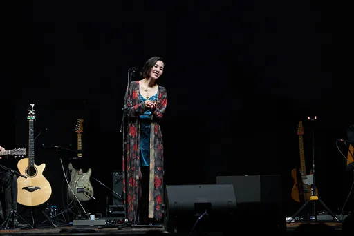 安溥突發性頸椎破裂首登北流開唱 露腿、露乳卻沒露溝!