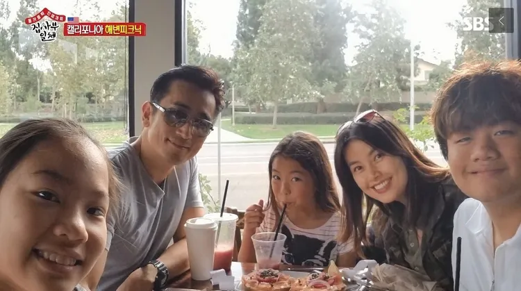 車仁表和辛愛羅育有長子（右），領養2個女兒。翻攝SBS