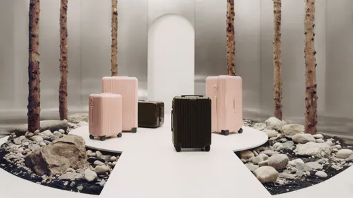RIMOWA限量櫻花粉、雪松木色超夢幻 出國旅行更時尚