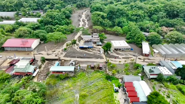 空拍畫面明顯可見土石流軌跡。取自抖音＠巴萬