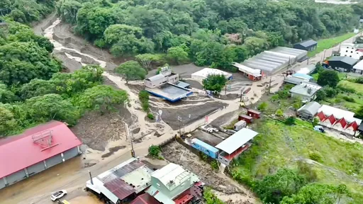 南投台14線加油站險遭土石流滅頂　空拍畫面曝光！泥石橫流毀家園怵目驚心