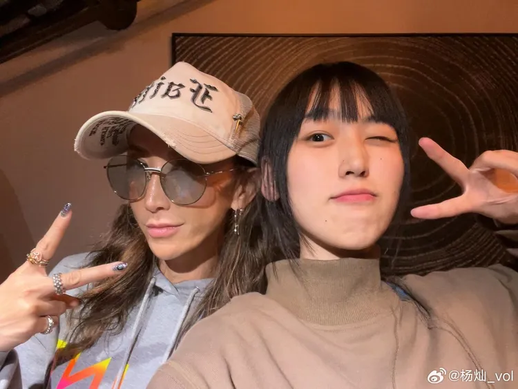 楊燦（右）是第3位為李玟發聲的學員。翻攝楊燦微博