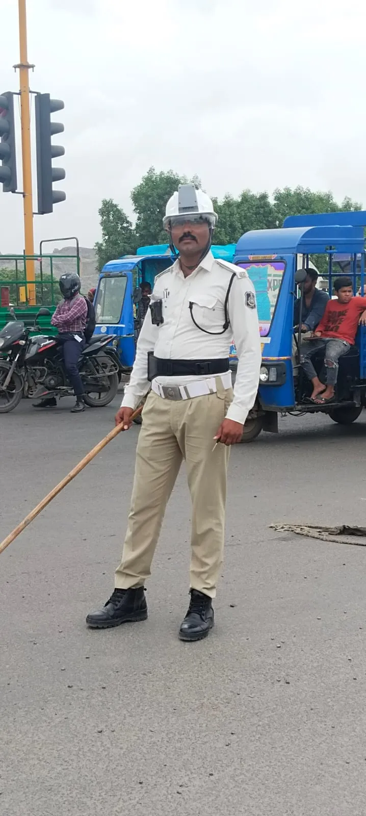 翻攝古茶拉底省內政廳長桑哈維（Harsh Sanghavi）推特