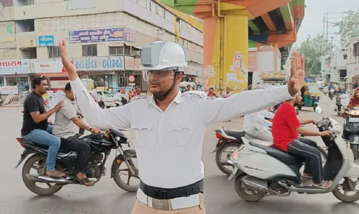 帽子附空調!印度警察新配備 防中暑、阻空汙