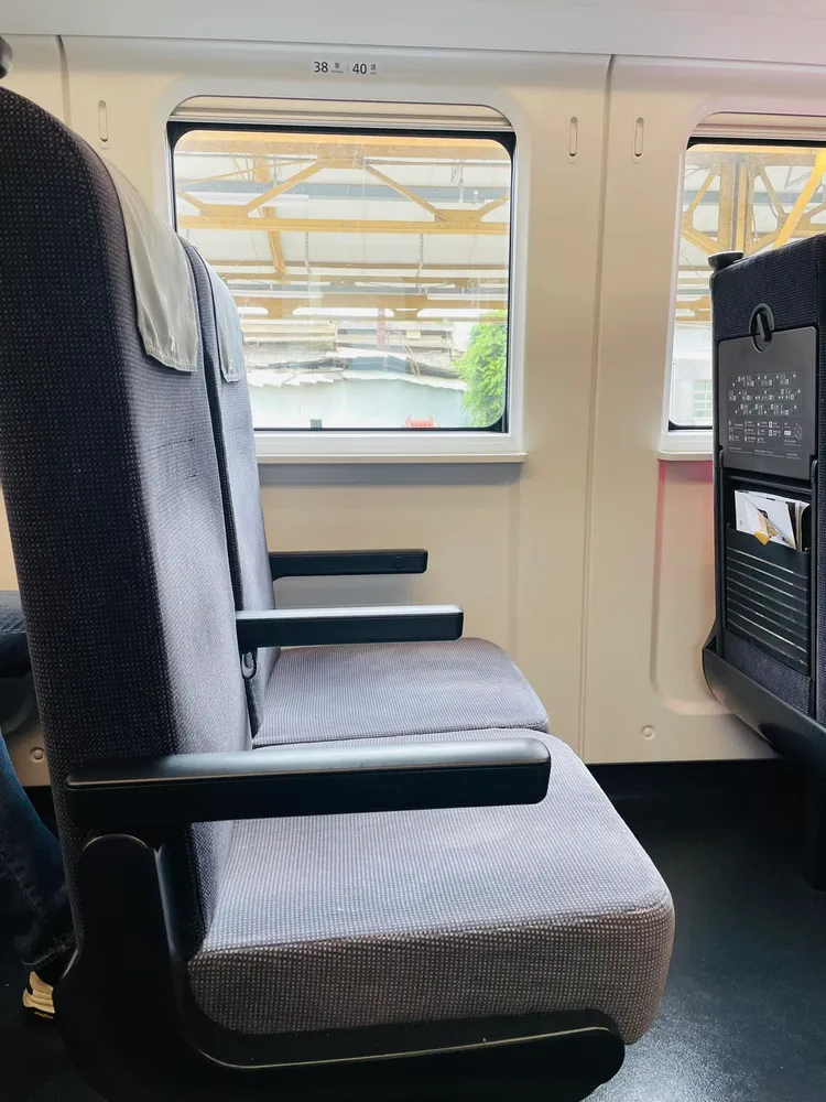 椅背與椅面幾乎成直角，且無腰靠，乘客抱怨超不舒適。翻攝自臉書「高雄美食走跳-刁嘴公主」